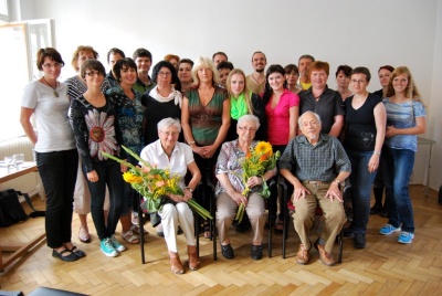 Fotografie účastníků, lektorů a čestných hostů – pamětníků holocaustu z budovy bývalé židovské školy v Jáchymově ulici v Praze 