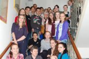 Jáchymka a Užhorov - návazný program pro žáky ze tří škol, květen 2015: skupinová fotografie na schodech v Jáchymce