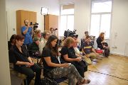Tiskové konference se zúčastnila řada novinářů, včetně České televize