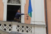 Vyvěšování romské vlajky na židovské radnici