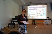 Ředitelka Institutu Terezínské iniciativy Tereza Štěpková zahájila odpolední slavnostní prezentaci oceněných prací.
